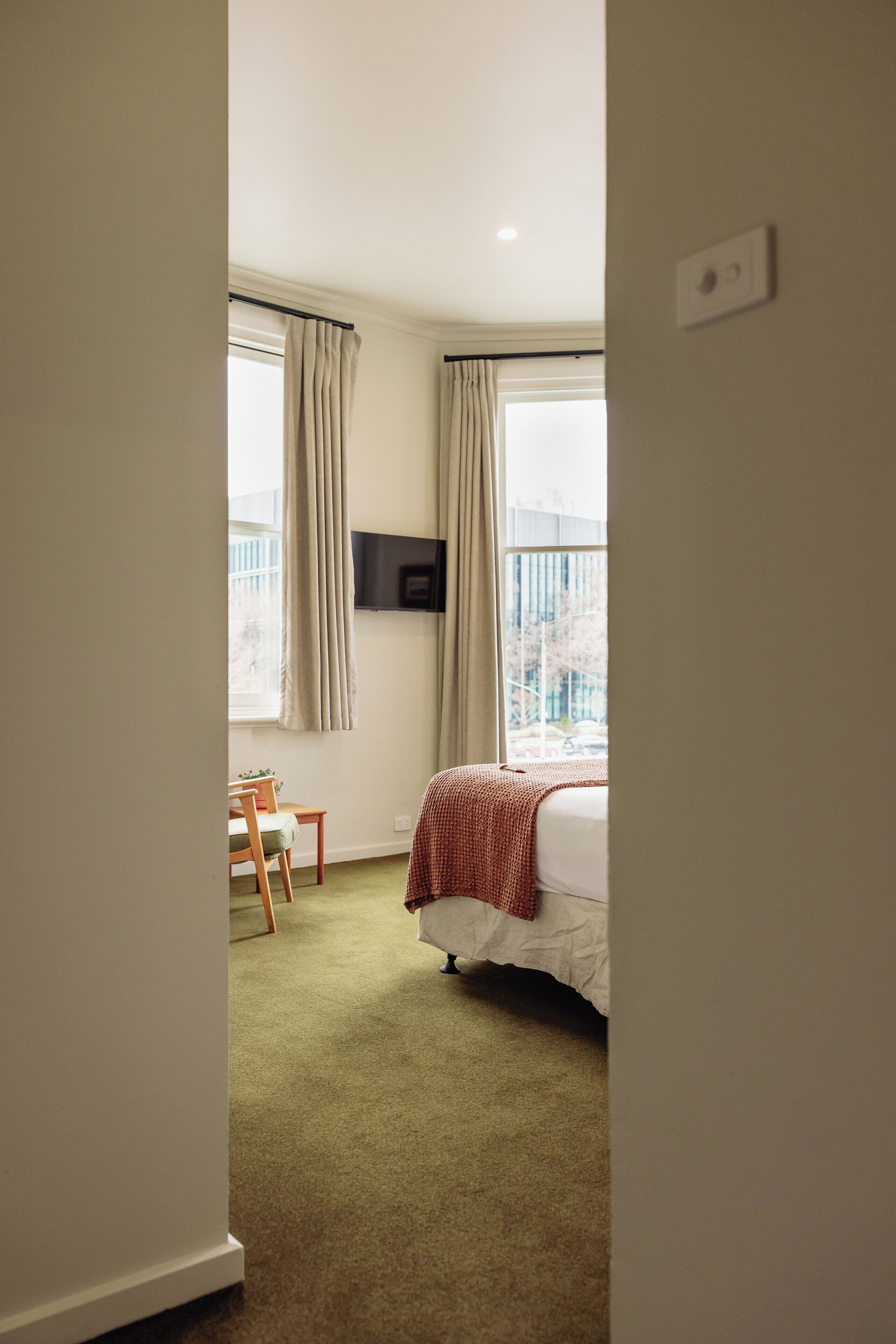 desk, iron/ironing board, free wifi