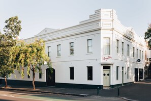 Exterior - Naughtons Hotel (Parkville)
