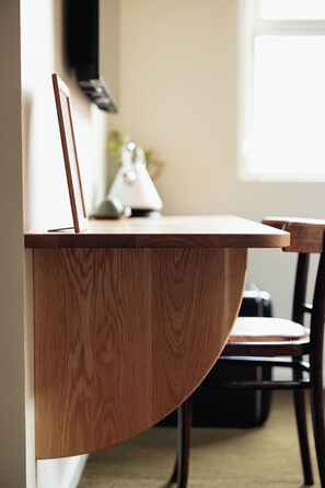 Desk, iron/ironing board, free WiFi - Naughtons Hotel (Parkville)