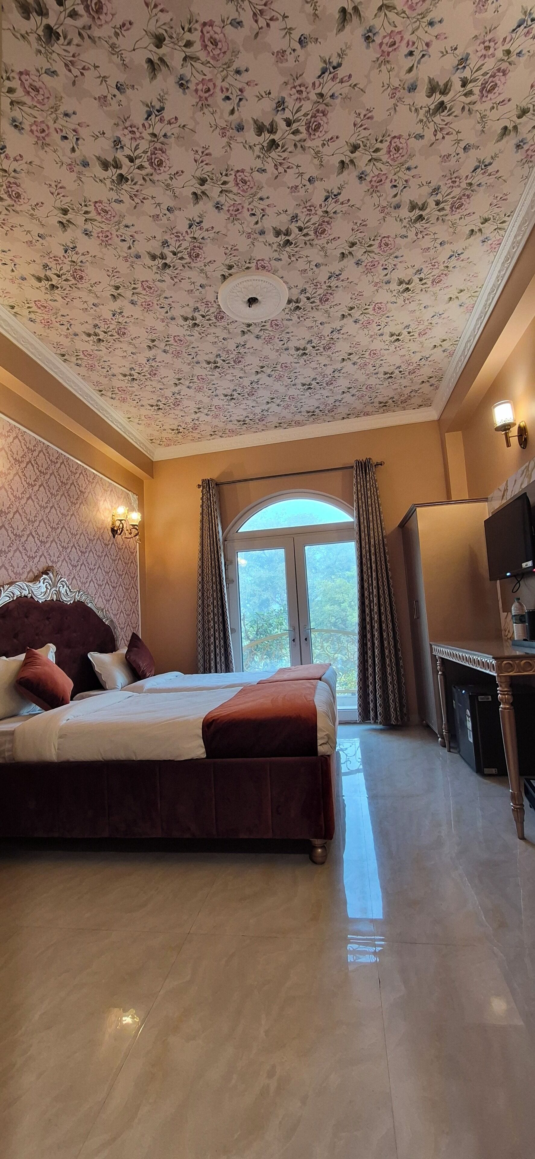 Deluxe Twin Room | In-room safe, desk, laptop workspace, soundproofing