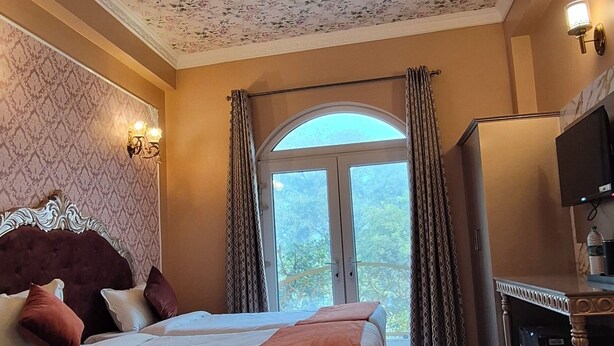 Deluxe Twin Room | Egyptian cotton sheets, premium bedding, down comforters - Ray of Maya Hotel (Agra)