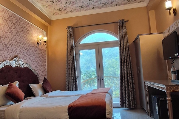 Deluxe Twin Room | Egyptian cotton sheets, premium bedding, down comforters