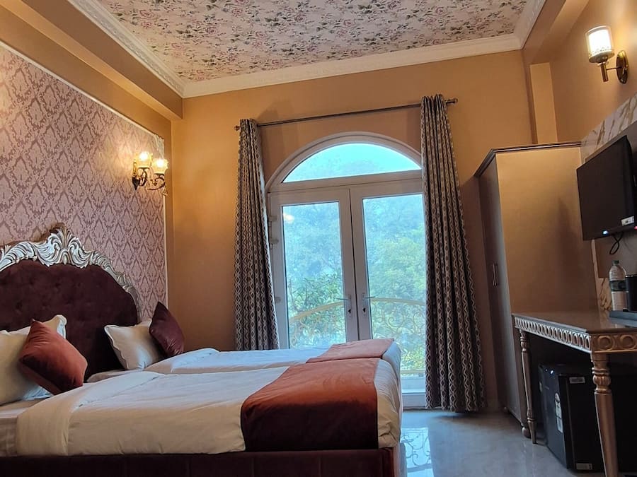 In-room safe, desk, laptop workspace, soundproofing