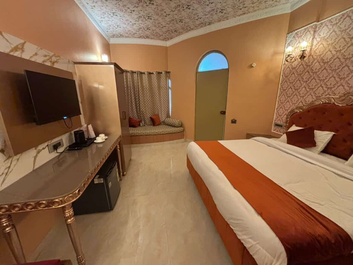 Deluxe Twin Room | In-room safe, desk, laptop workspace, soundproofing