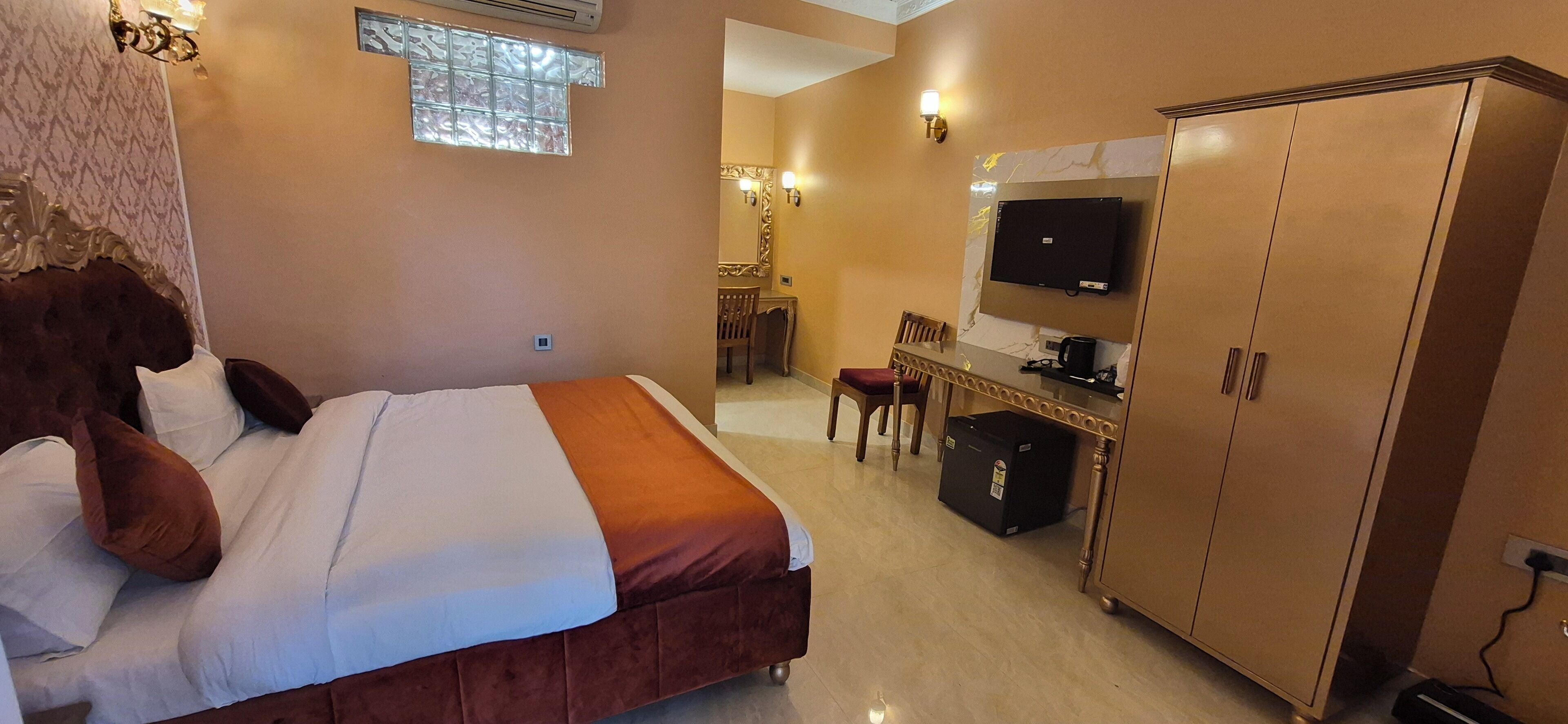 Zimmersafe, Schreibtisch, laptopgeeigneter Arbeitsplatz