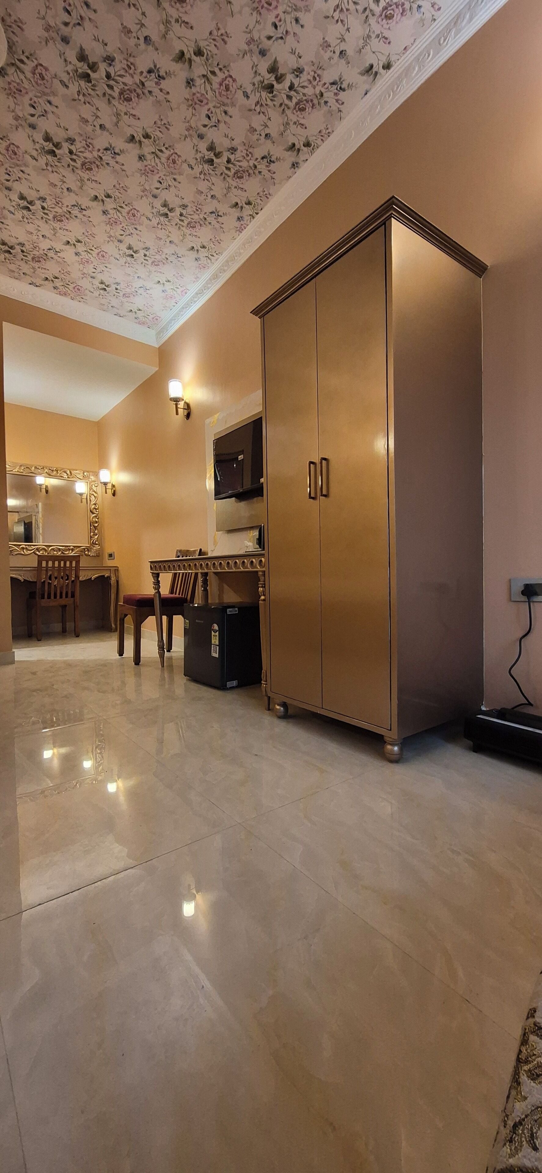 Deluxe Twin Room | In-room safe, desk, laptop workspace, soundproofing