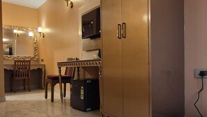 Deluxe Twin Room | Egyptian cotton sheets, premium bedding, down comforters - Ray of Maya Hotel (Agra)