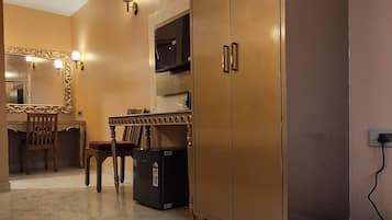 Deluxe Twin Room | In-room safe, desk, laptop workspace, soundproofing