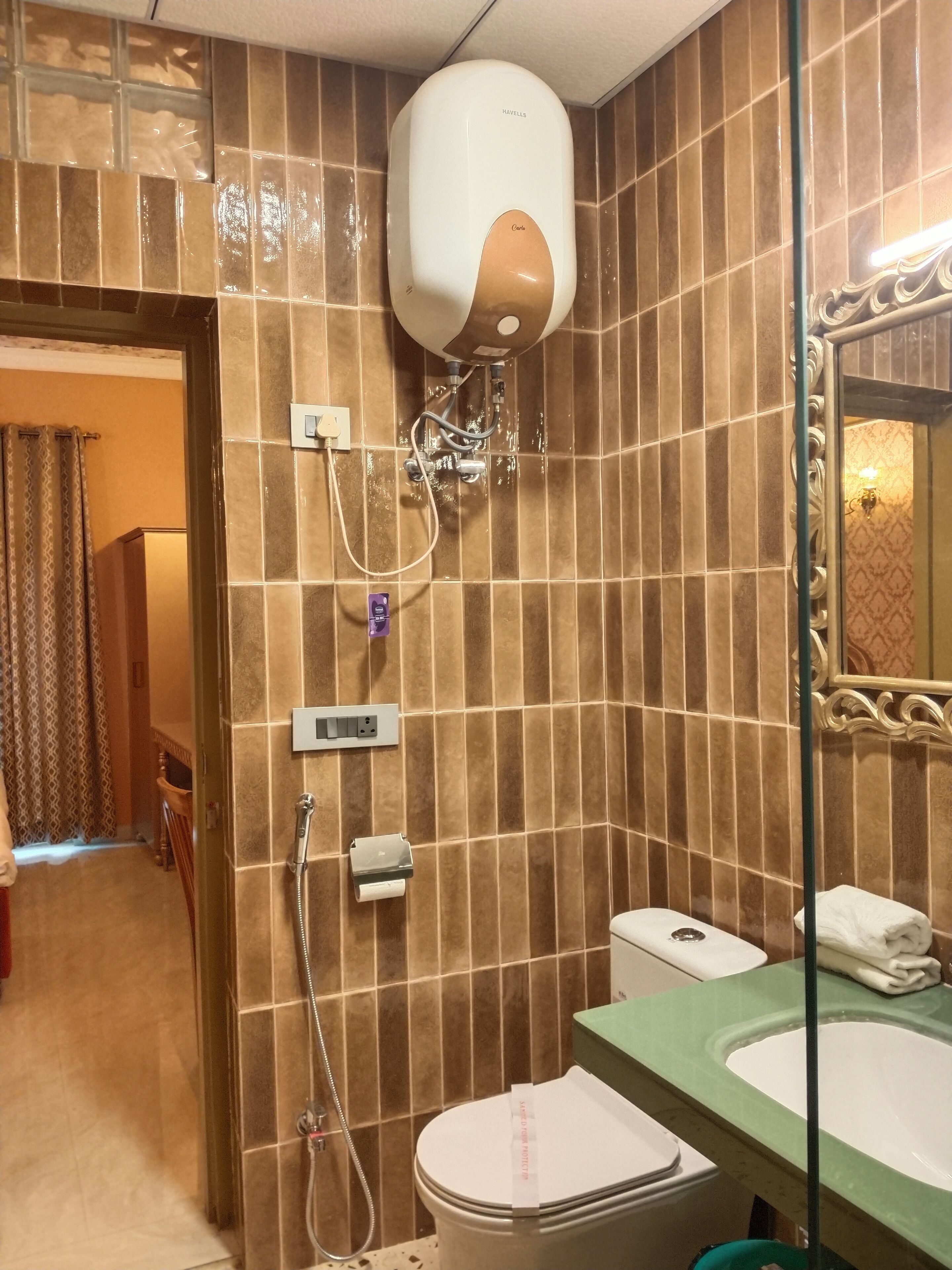 Ein Badezimmer mit Dusche, Toilette und Waschbecken.