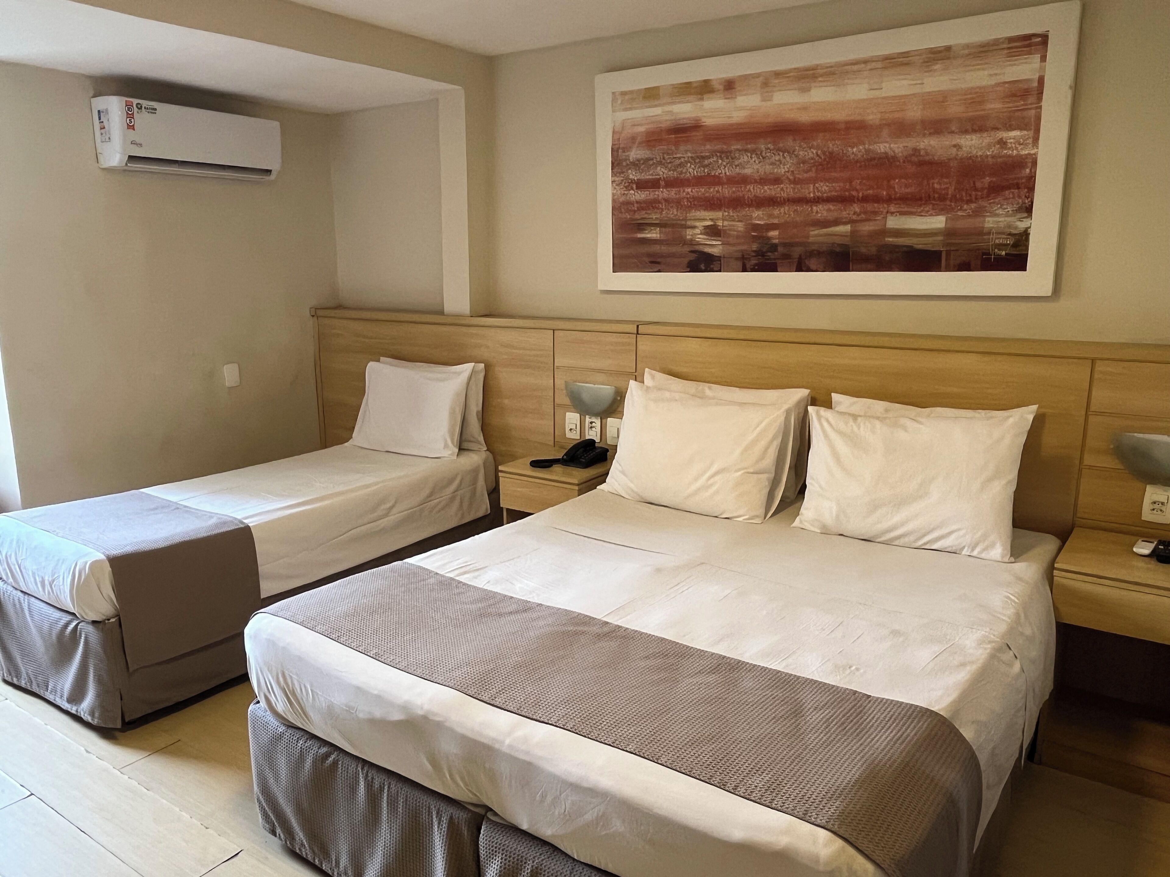 Minibar, caja de seguridad en la habitación y escritorio 