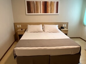 高級雙人房, 1 張標準雙人床或 2 張單人床 | 迷你吧、客房內保險箱、書桌、筆電工作空間