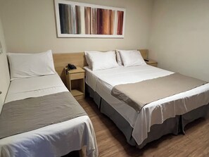 Minibar, in-room safe, desk, laptop workspace - Hotel Galicia (Rio de Janeiro)