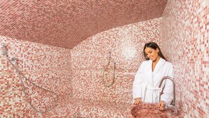 Ein Badezimmer mit Mosaikfliesen, einem Waschbecken und einer Dusche.