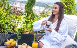 Outdoor dining - Hotel Aurel (Podgorica)