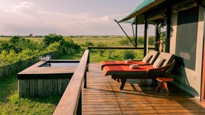 A wooden deck with lounge chairs and a hot tub, overlooking a grassy landscape. - Olare Mara Kempinski Masai Mara (Maasai Mara)