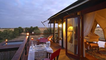 Suite Lune de Miel, 1 très grand lit, piscine privée, vue fleuve (Honeymoon Suite Tent) | Coffres-forts dans les chambres, bureau, draps fournis