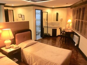 Deluxe King Room | In-room safe, desk, WiFi, bed sheets - Lourdes Family Suites Makati powered by Cocotel (Makati)