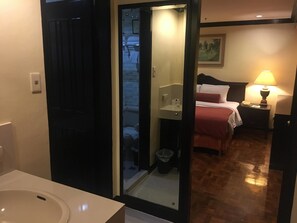 Caja de seguridad en la habitación, escritorio, wifi y ropa de cama 
