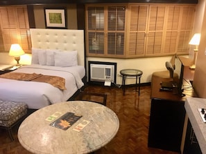 Deluxe King Room | In-room safe, desk, WiFi, bed sheets - Lourdes Family Suites Makati powered by Cocotel (Makati)