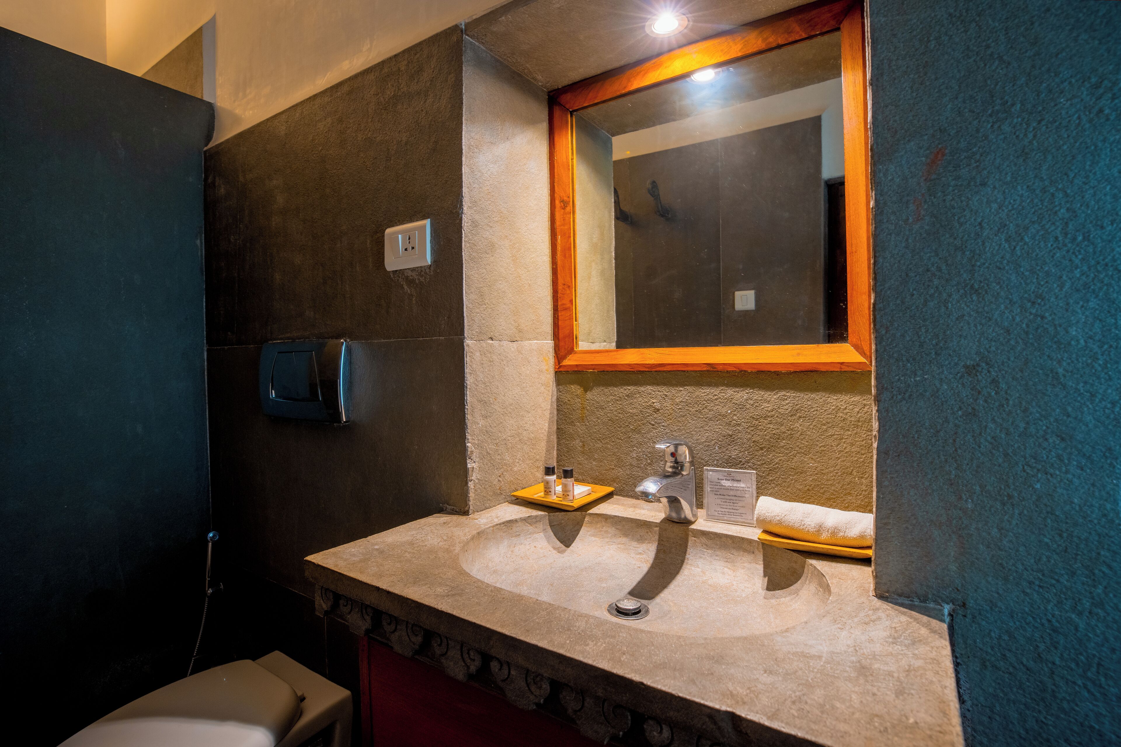 Un bagno con lavabo, specchio e portasciugamani.