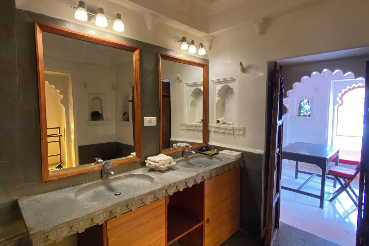 big suite | bathroom | free toiletries, hair dryer, towels