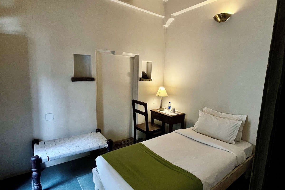 Standard Single Room ( Non - AC )