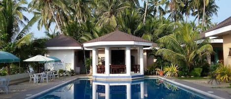 Bar en bord de piscine