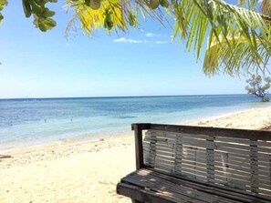 På stranden, cabanor (tilläggsavgift), solstolar och massage på stranden