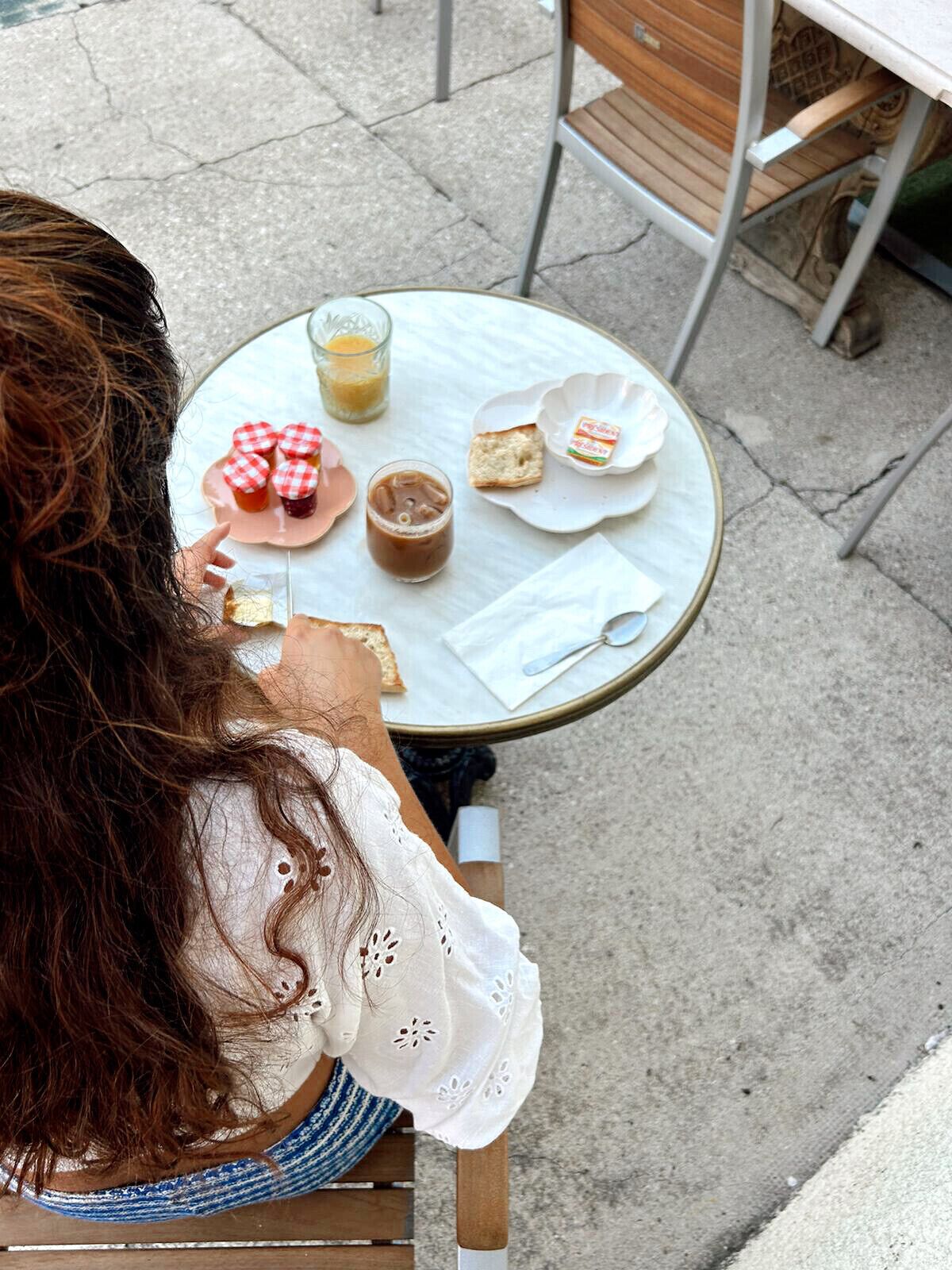 Desayuno continental (EUR 15 por persona) 