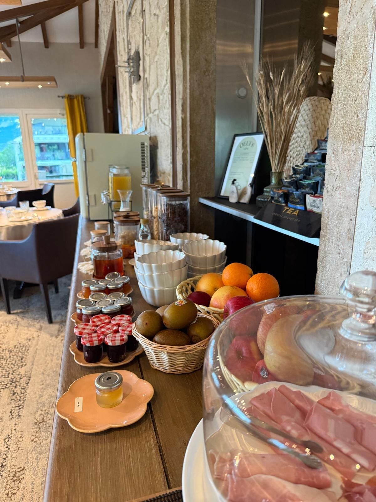 Daily continental breakfast (EUR 15 per person)