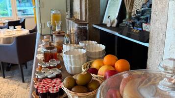 Dagelijks continentaal ontbijt (EUR 15 per persoon)