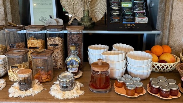 Een ontbijtbuffet met diverse soorten eten en toevoegingen.