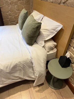 Free cribs/infant beds, free WiFi
