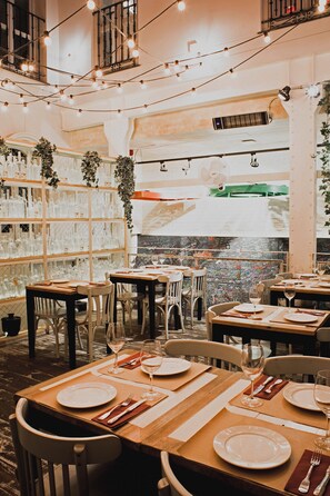 Se sirven desayunos y almuerzos, restaurante con mesas al aire libre 