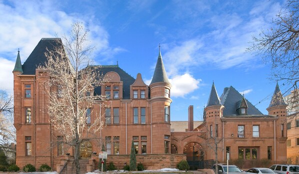Un edificio grande e histórico con múltiples torres y una entrada destacada.