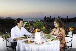 Aperto a colazione, pranzo e cena, cucina internazionale 