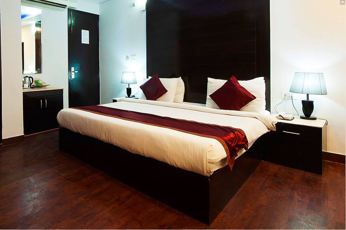 Premium bedding, Select Comfort beds, in-room safe