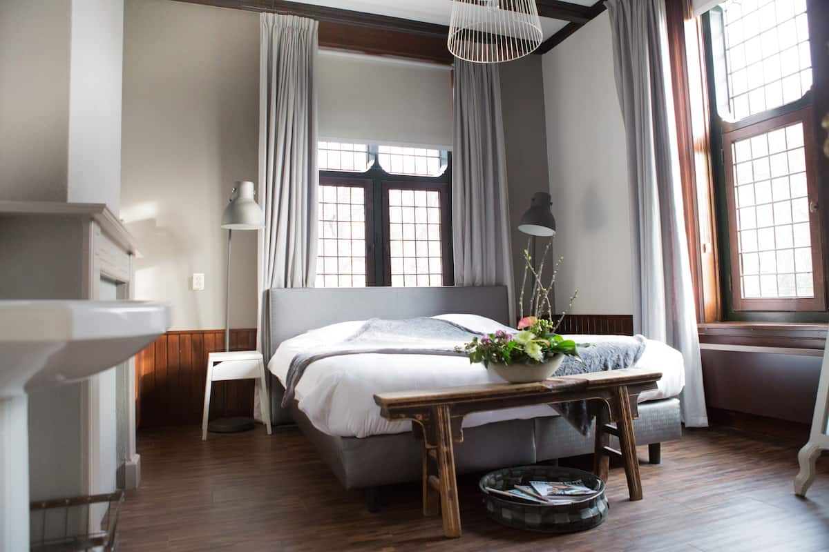 room, shared bathroom (castle) | bed sheets