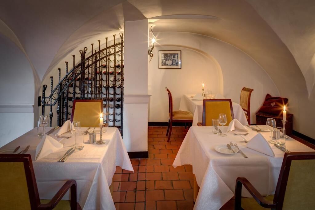 lunch, dinner and brunch served