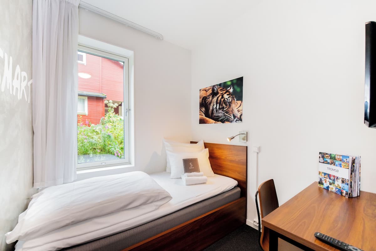 Standaard eenpersoonskamer | Een bureau, verduisterende gordijnen, gratis wifi, beddengoed