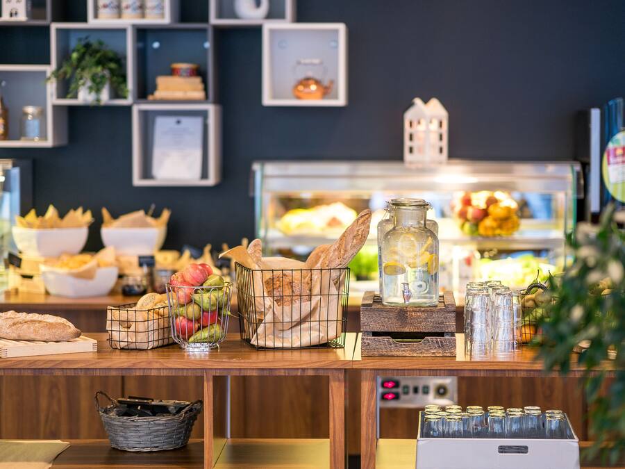 Daily buffet breakfast (NOK 195 per person)