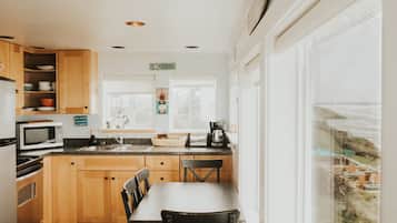 Family Cottage, Beachside (COTTAGE) | In-room dining