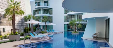 3 piscines extérieures, parasols, chaises longues