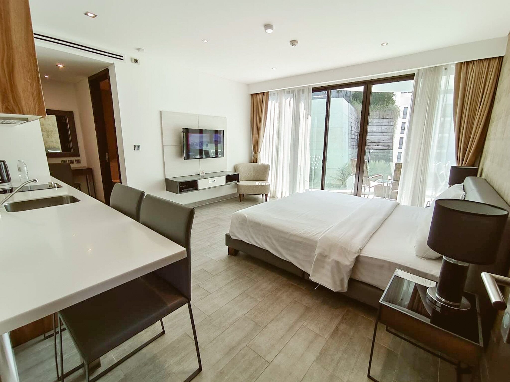 Deluxe Studio, Pool View | Premium bedding, in-room safe, soundproofing, free WiFi