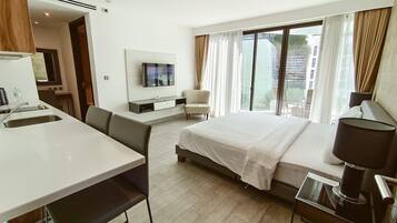 Deluxe Studio, Pool View | Premium bedding, in-room safe, soundproofing, free WiFi