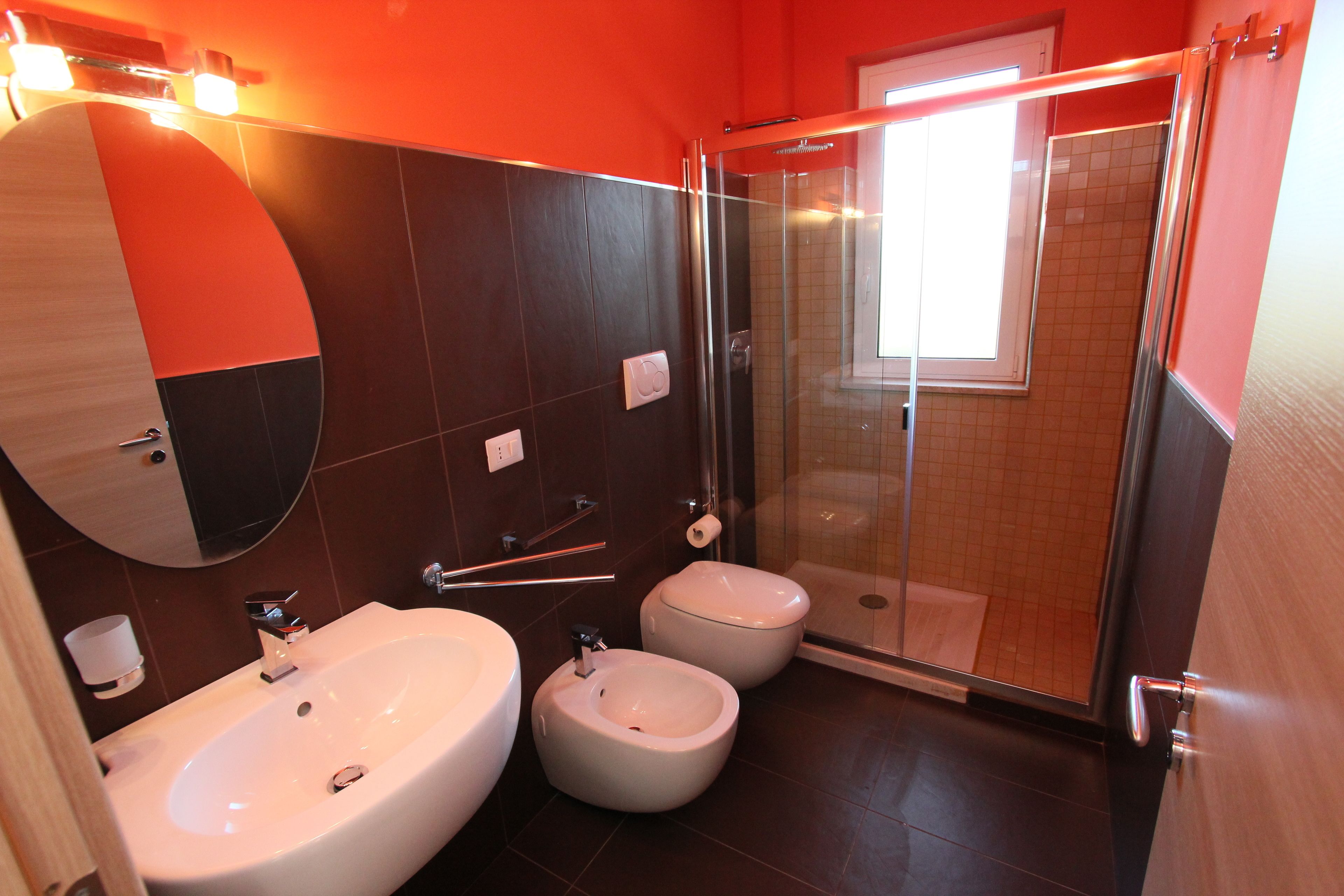 Ducha, secador de pelo, bidet, toallas