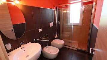 Ducha, secador de pelo, bidet, toallas