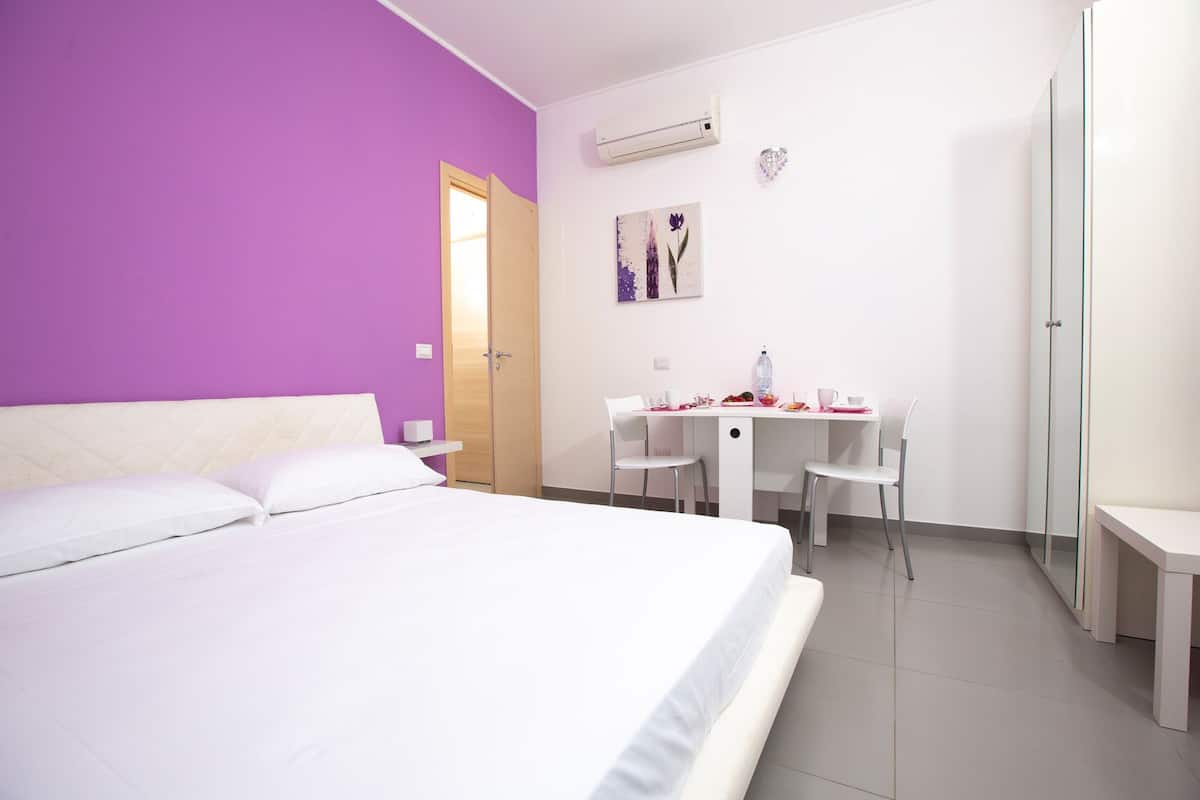 Iron/ironing board, free WiFi, bed sheets
