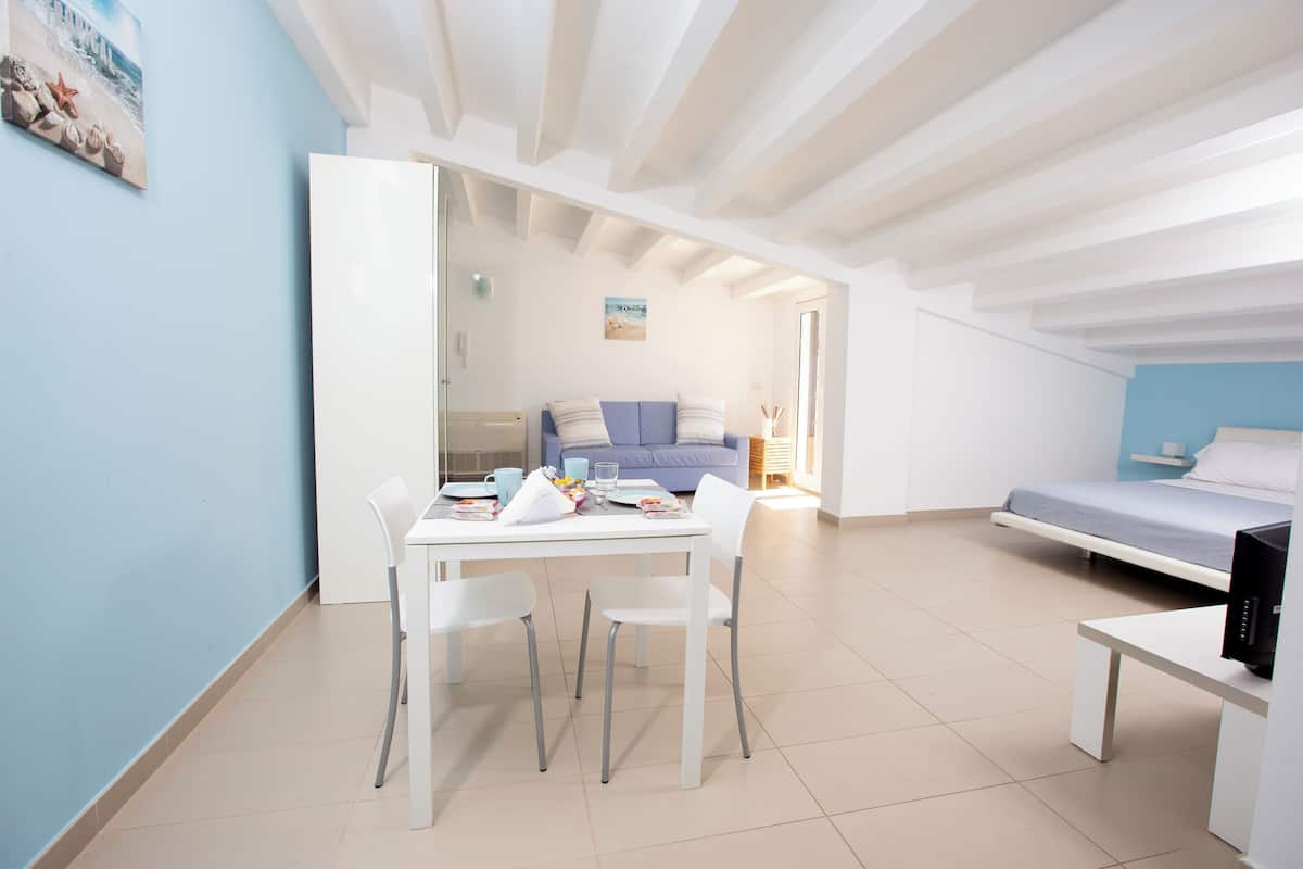 Iron/ironing board, free WiFi, bed sheets