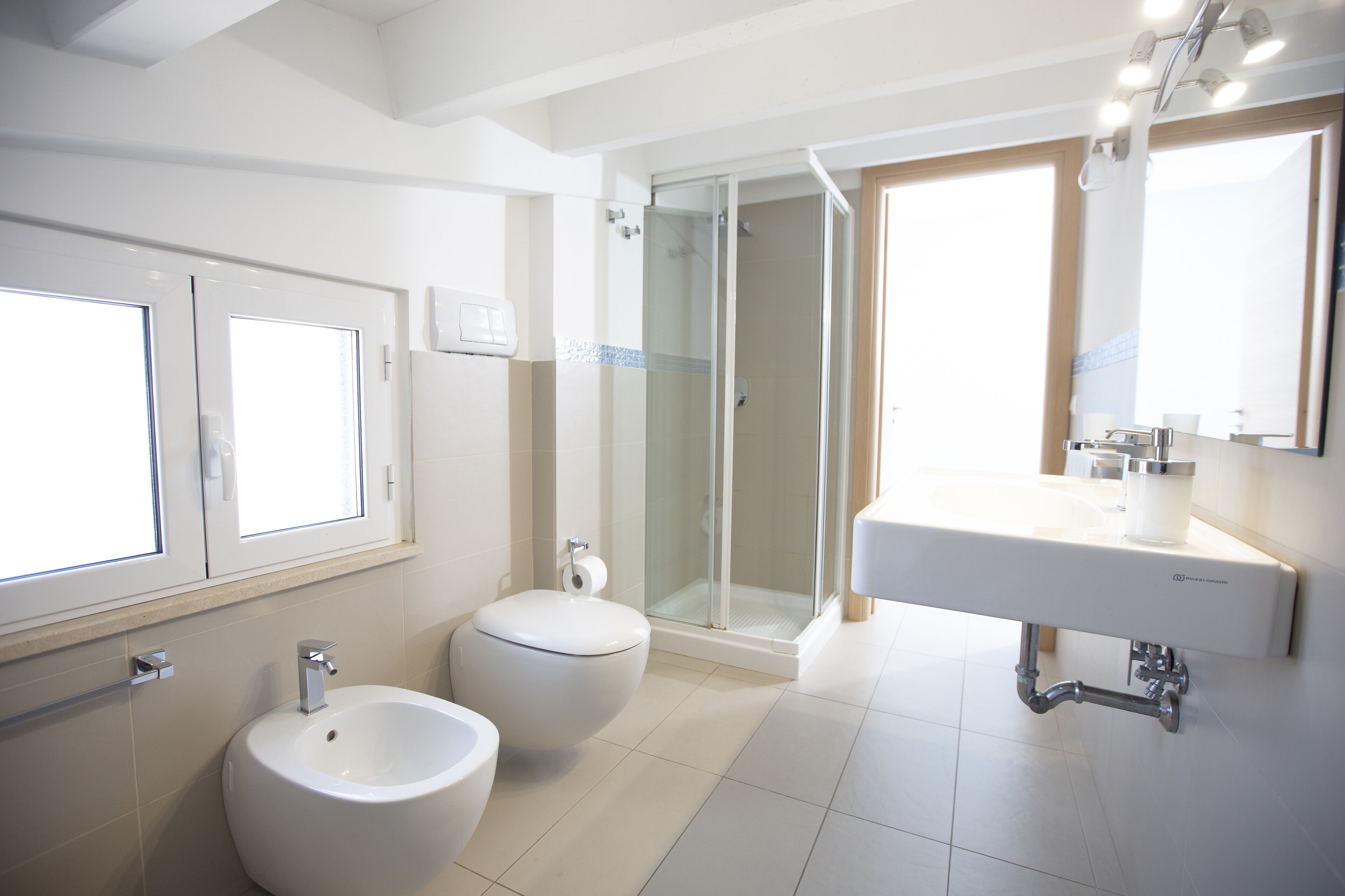 Camera Deluxe | Bagno | Doccia, asciugacapelli, bidet, asciugamani